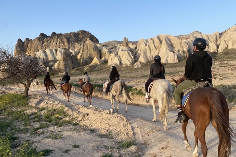 Randonnée à cheval au coucher du soleil dans les vallées uniques de CappadOption standard