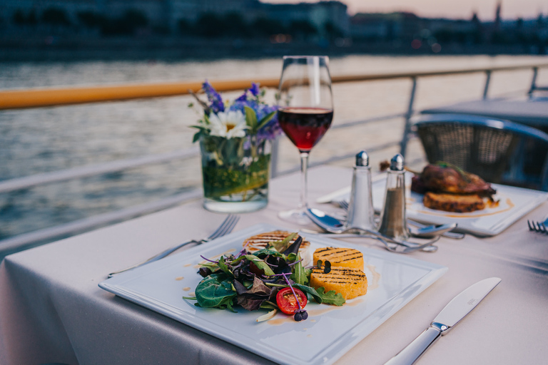 Budapest: Crucero nocturno y cena con bebida de bienvenidaNuevo menú vegetariano