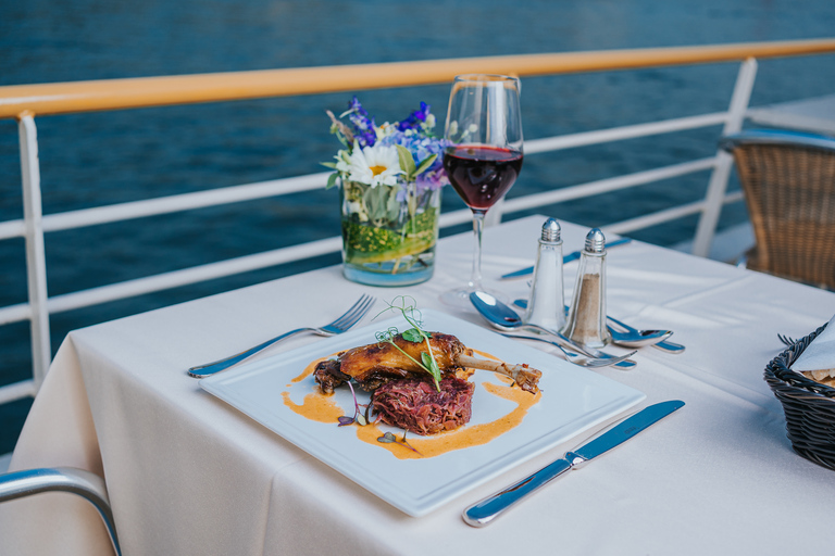 Budapest : Croisière en soirée et dîner avec boisson de bienvenueNouveau menu végétarien