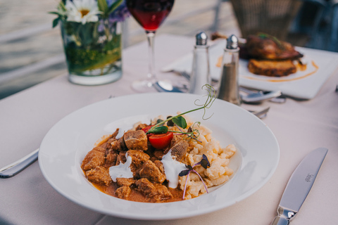 Budapest: Crucero nocturno y cena con bebida de bienvenidaNuevo menú vegetariano