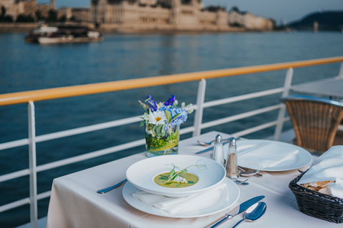 Budapest: Crociera serale e cena con drink di benvenutoNuovo menù vegetariano