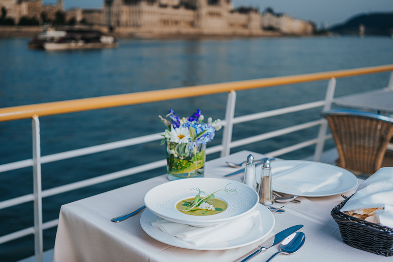 Budapest: Abendliche Schifffahrt und Abendessen mit BegrüßungsgetränkNeues vegetarisches Menü