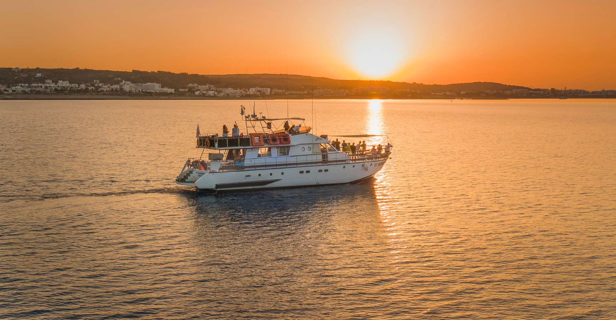 Protaras, adultos Sólo 80's/90 DJ puesta de sol con barbacoa cena - Hizvo