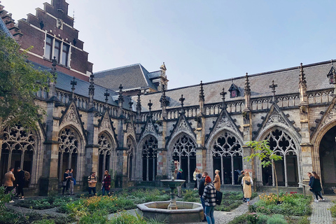 Utrecht Walking Tour met een lokale cabaretier als gidsUtrecht Centrum Tour met een lokale cabaretier als gids