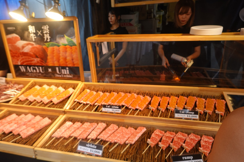 Découvrez la culture et la gastronomie de Tsukiji｜Comparaison des sushis et des sakésExplication culturelle de Tsukiji et visite gastronomique