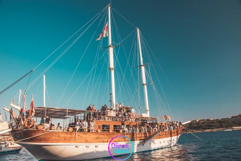Sliema : Fête sur un voilier avec open bar, repas et baignade