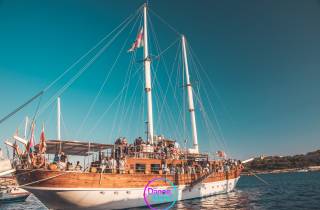 Sliema: Segelbootparty mit offener Bar, Essen und Schwimmen