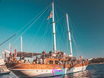 Sliema : Fête sur un voilier avec open bar, repas et baignade