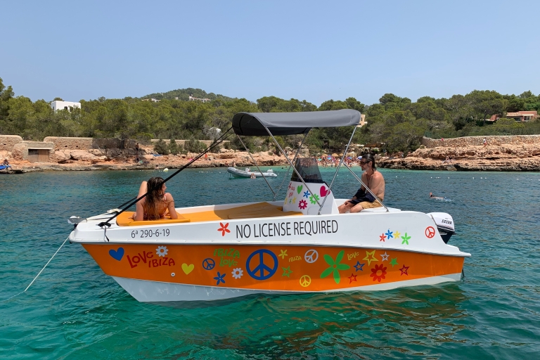Ibiza: Descubre las mejores calas en un barco conducido por ti mismoDescubre las mejores calas en un barco conducido por ti mismo