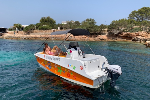 Ibiza: Odkryj najlepsze zatoczki na własnej łodziOdkryj najlepsze zatoczki na łodzi prowadzonej przez Ciebie