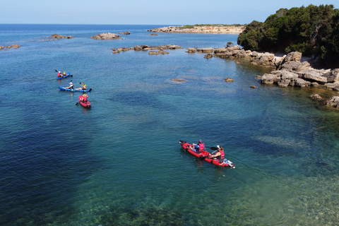 Caiaque marítimo privado sobre a cidade afundada da antiga Feia