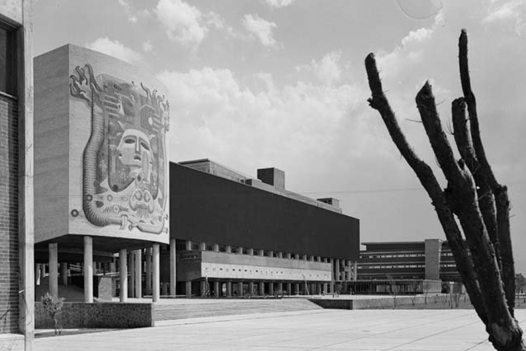 Loop rond op de UNAM-campus, die op de werelderfgoedlijst van UNESCO staat