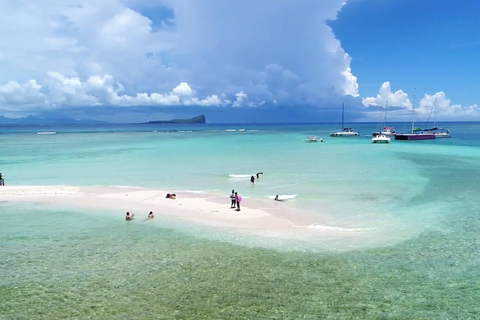 Grand Bay: rejs katamaranem na Flat Island z lunchem przy grillu