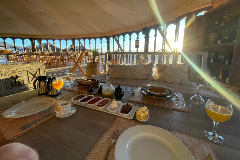 Private Luxury Lunch in Agafay Desert & Swimming Pool Marrakech: Luxury Lunch in Agafay Desert & Swimming Pool