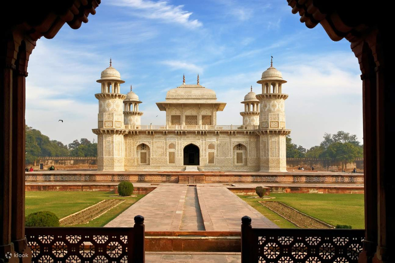 From Delhi: Taj Mahal, Agra Fort Day Tour with Transfers Tour with AC Car, Driver, Guide, Entrance and Lunch