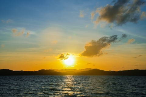 Phuket : Dîner au coucher du soleil sur l'île de James Bond et canoë-kayakPhuket : Dîner au coucher du soleil sur l'île de James Bond Canoë en grand bateau