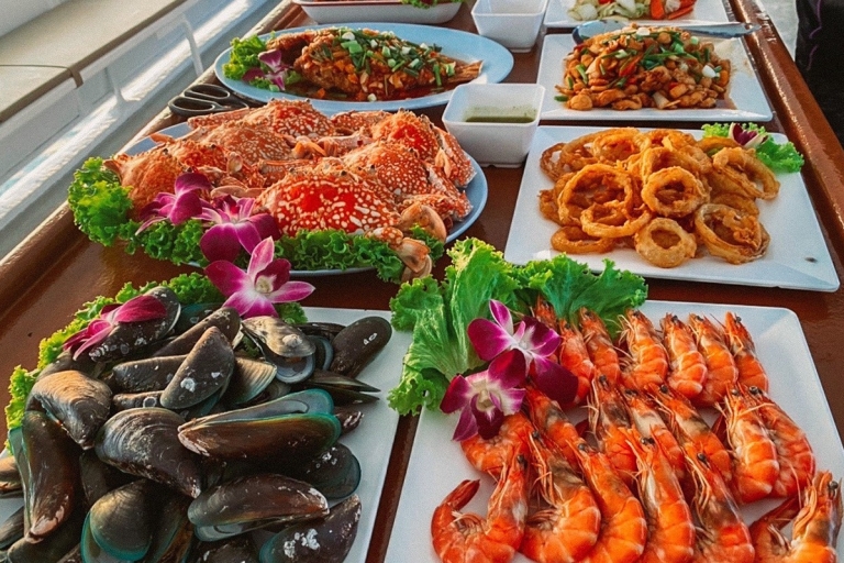 Phuket: kolacja o zachodzie słońca na wyspie Jamesa Bonda i spływ kajakowyPhuket: kolacja o zachodzie słońca na wyspie Jamesa Bonda, spływ kajakowy dużą łodzią