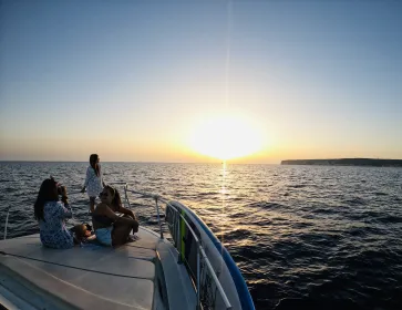 3-stündige Bootsfahrt bei Sonnenuntergang mit der Sichtung der Delfini
