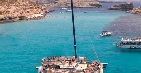 Comino: Blue Lagoon Catamaran Cruise with Lunch and Open Bar