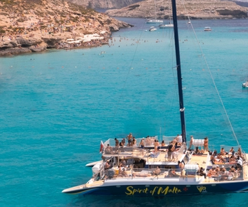 Comino: Blue Lagoon Catamaran Cruise with Lunch and Open Bar