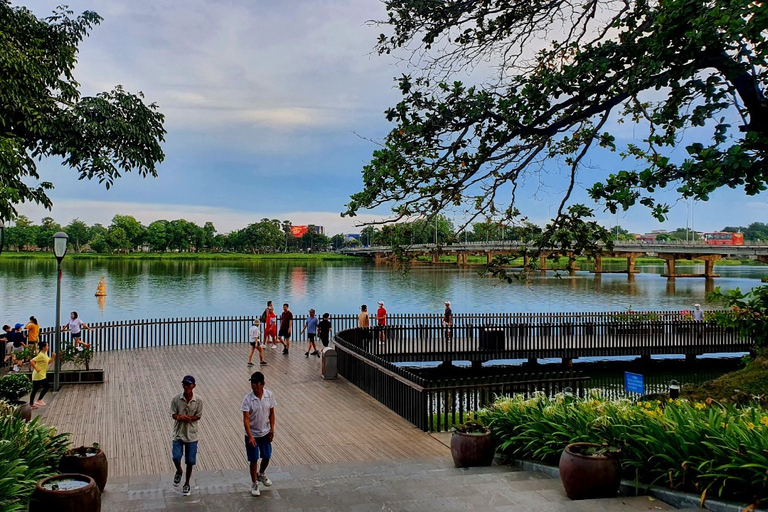 VAN HUE: HUE CITY TOUR EN DRAAKBOOTTOCHTHue stadstour en drakenboottocht