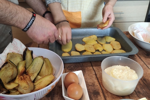 Koken en dineren bij een Griekse familie