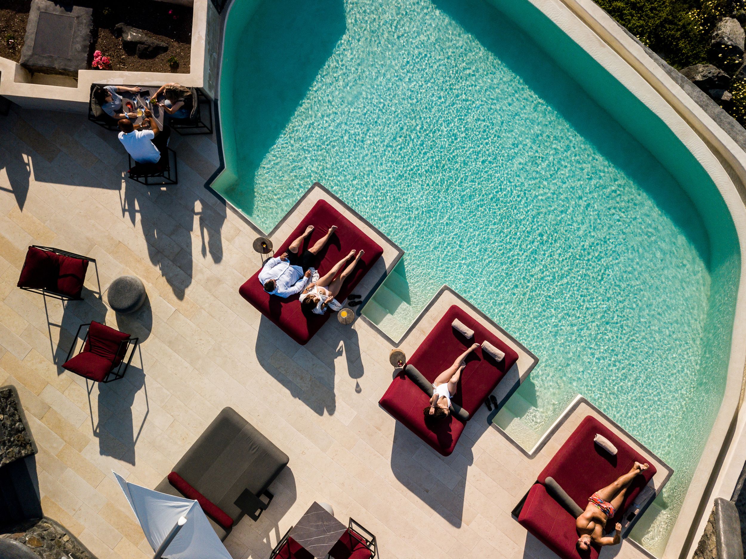 Daybed Relaxation mit Infinity-Pool-Nutzung mit Caldera-Blick