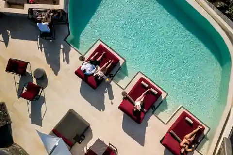 Daybed Relaxation mit Infinity-Pool-Nutzung mit Caldera-Blick