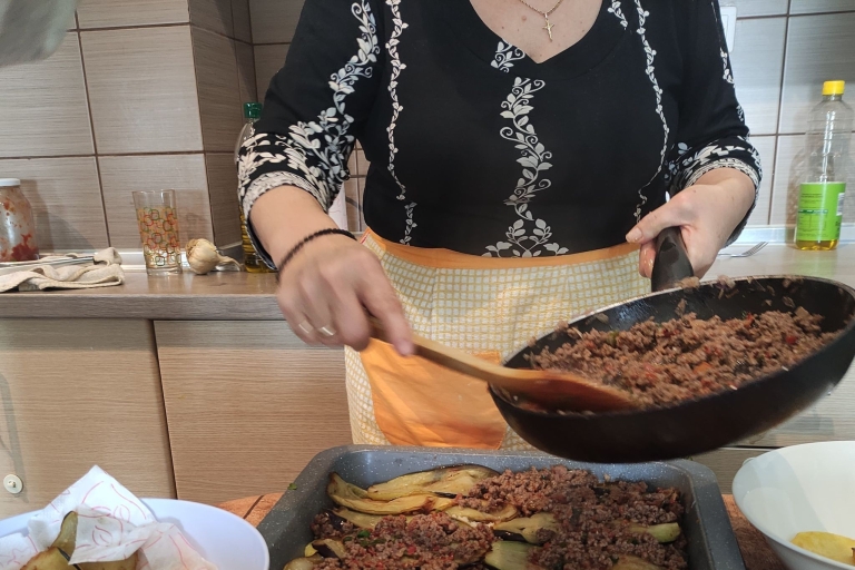 Koche und speise mit einer griechischen Familie