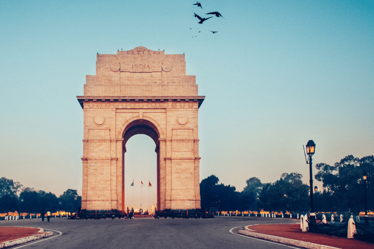 Visita guiada privada de un día a Nueva y Vieja Delhi en coche con aire acondicionadoSólo coche, conductor y servicio guiado