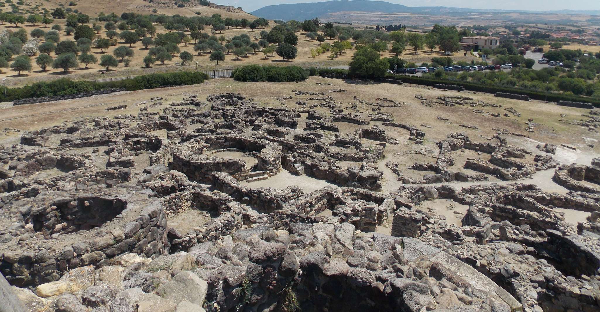 Cagliari，在Nuraxi di Barumini联合国教科文组织网站指南之旅中 - Housity