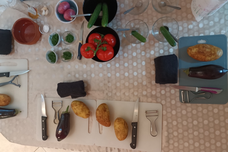 Cocina y cena con una familia griega