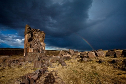 De Puno : Visite des tombes pré-incas de SillustaniVisite des tombes préincas de Sillustani - City Hotels