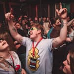 Cracovia: Giro dei pub con 1 ora di bevande alcoliche illimitate
