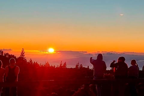 Tenerife: Teide Sunset Night Tour with Dinner and Stargazing