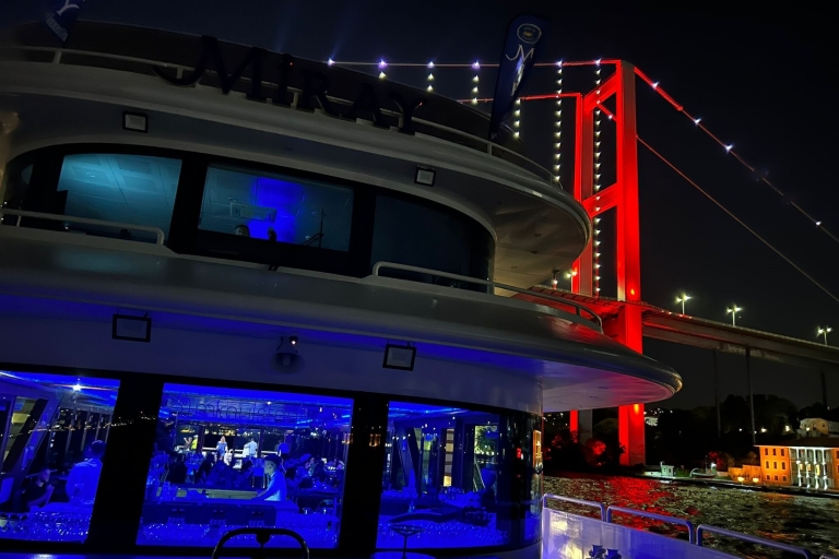 Vanuit Istanbul: Bosphorus Dinner Cruise Tavern & World Show