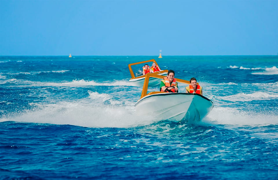 A mini speedboat cruising through the waters of Mazatlan. [Courtesy GetYourGuide]