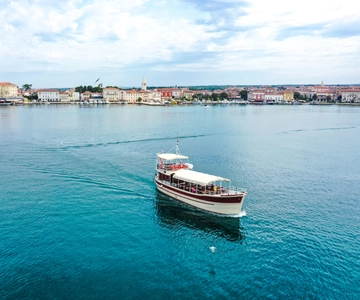 Poreč: Dolphin Spotting Cruise with Included Drinks