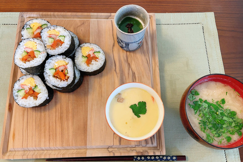 Tokyo : Expérience de cuisine de rouleaux de sushis et de plats d'accompagnement