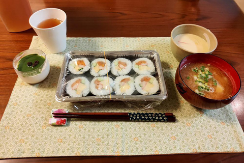 Tokio: Sushi-Rollen und Beilagen kochen