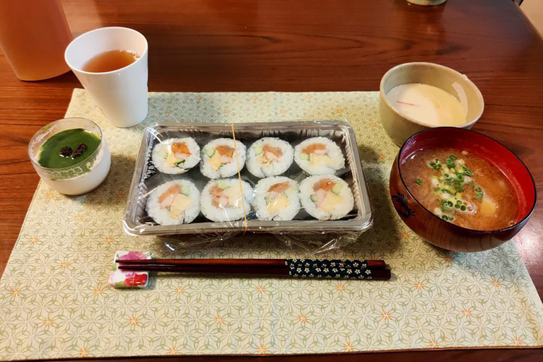 Tokio: Sushi-Rollen und Beilagen kochen