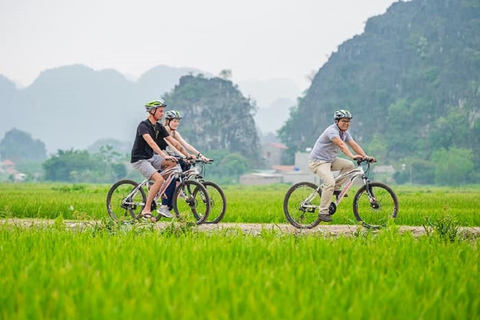 Da Hanoi: Tour guidato di Ninh Binh, pranzo e biglietti d&#039;ingresso