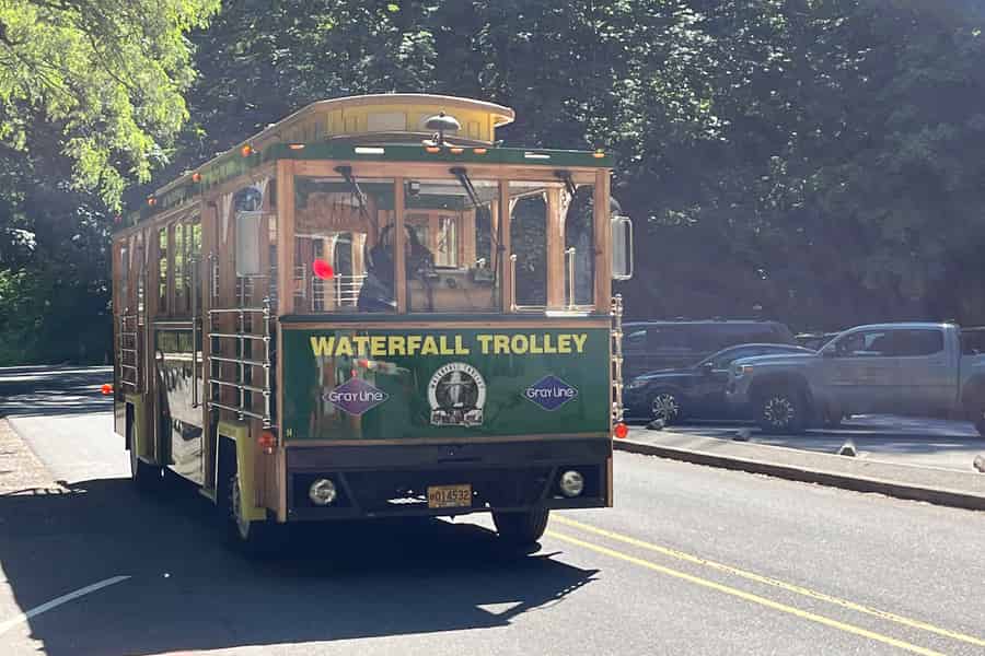 Multnomah Falls: Hop-on-Hop-off-Trolley im Wasserfallkorridor. Foto: GetYourGuide