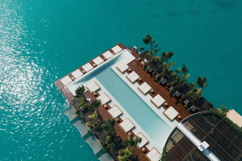Phuket: YONA Pływający klub plażowy Day ExperienceOpcja 3 łóżek basenowych dla gości