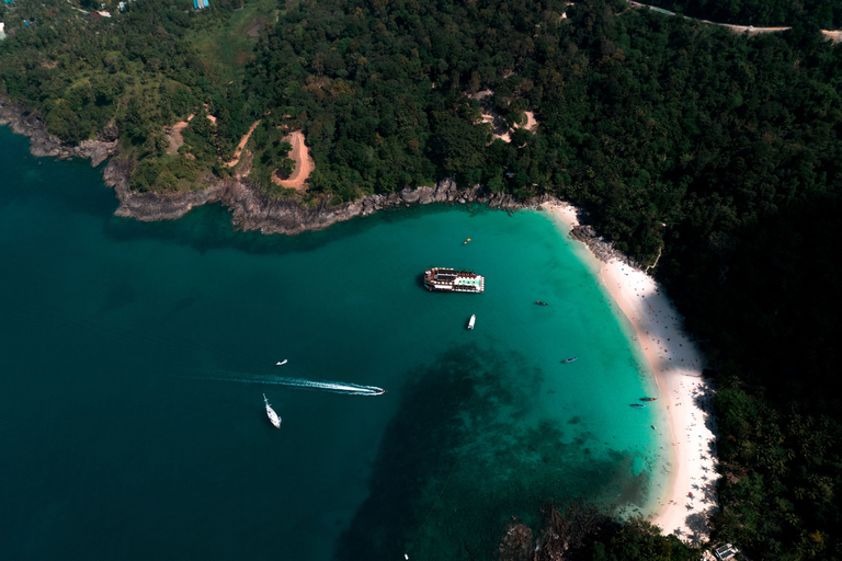 Phuket : Expérience d'une journée au YONA Floating Beach ClubOption Cabane moyenne pour 6 personnes