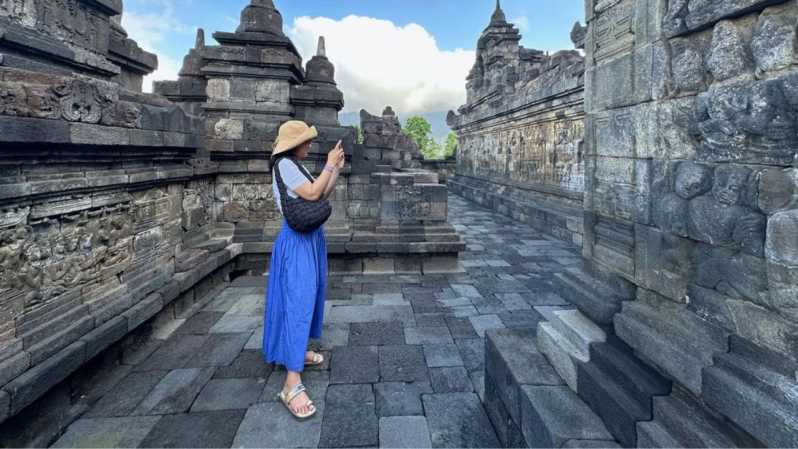 Yogyakarta: Excursão aos templos de Borobudur e Prambanan com subida
