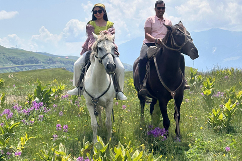 Tbilisi: Private Kazbegi tour with photographer guide