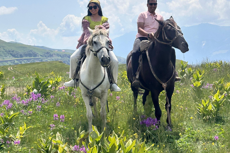 Tbilisi: Private Kazbegi tour with photographer guide