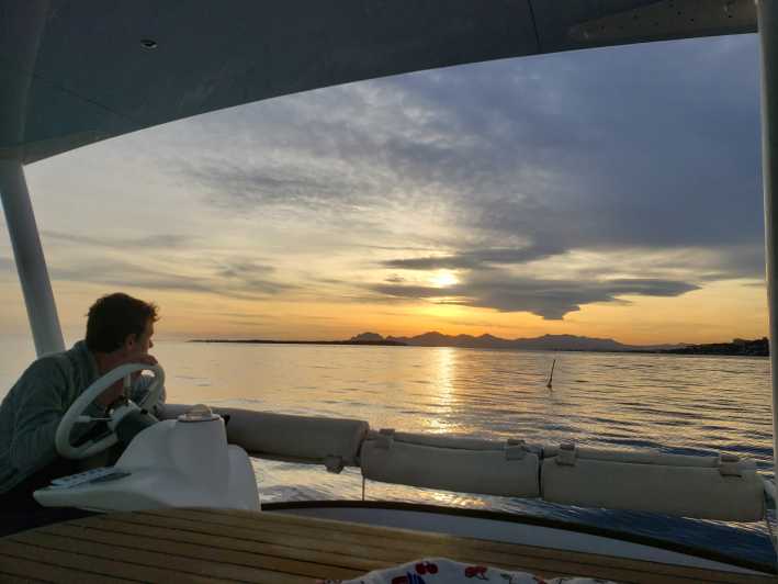 Privé catamarantocht in de baai van Juan les Pins bij zonsondergang