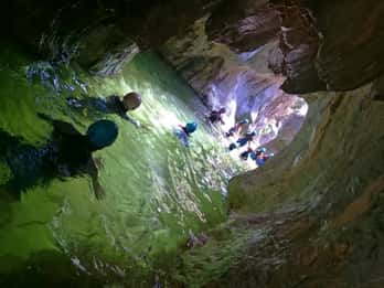 Marbella: Nybörjare Canyoning Tour med säkerhetsutrustning